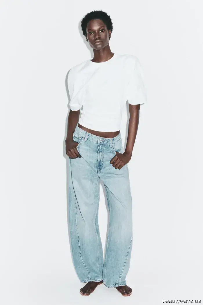 FYI: Le persone della moda a Parigi stanno indossando questa tendenza di scarpe "datate" con jeans a gamba a botte.