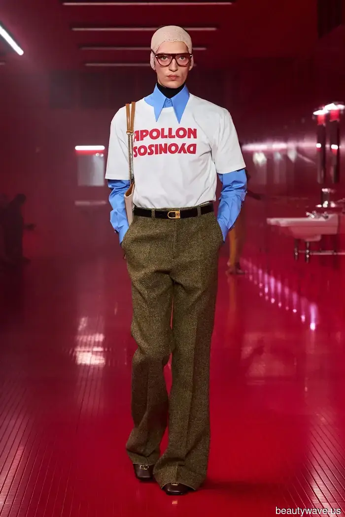 Improvvisamente, le persone della moda ovunque stanno usando questo semplice trucco di stile degli anni '90 per rendere i loro jeans immediatamente più cool.