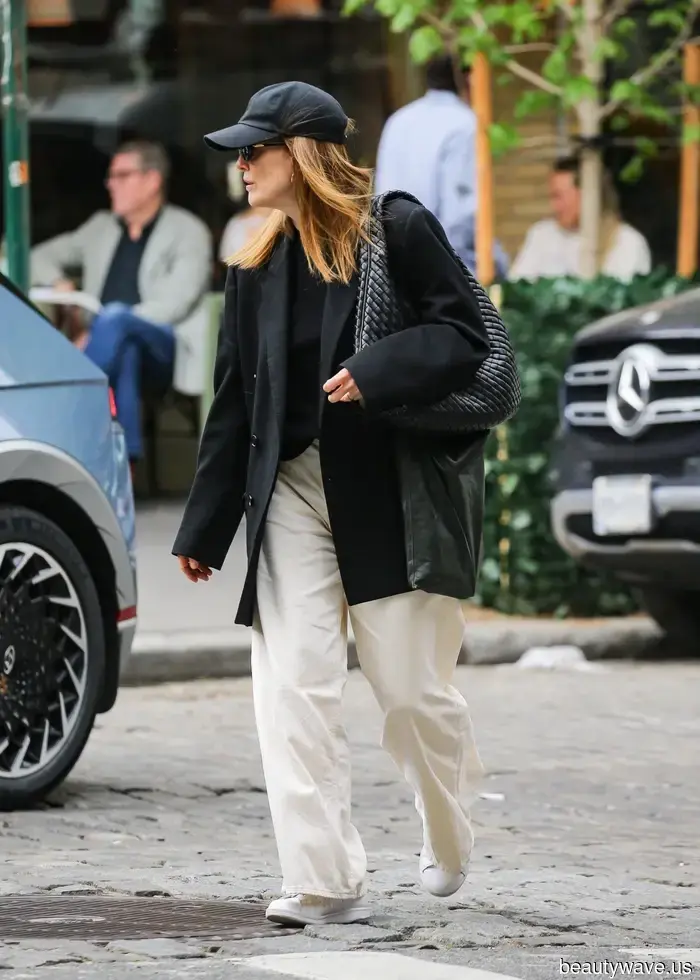 Salta i Pantaloni Neri: Questo È il Modo Chic di Abbinare un Blazer Oversize e Sneakers Bianche nel 2026