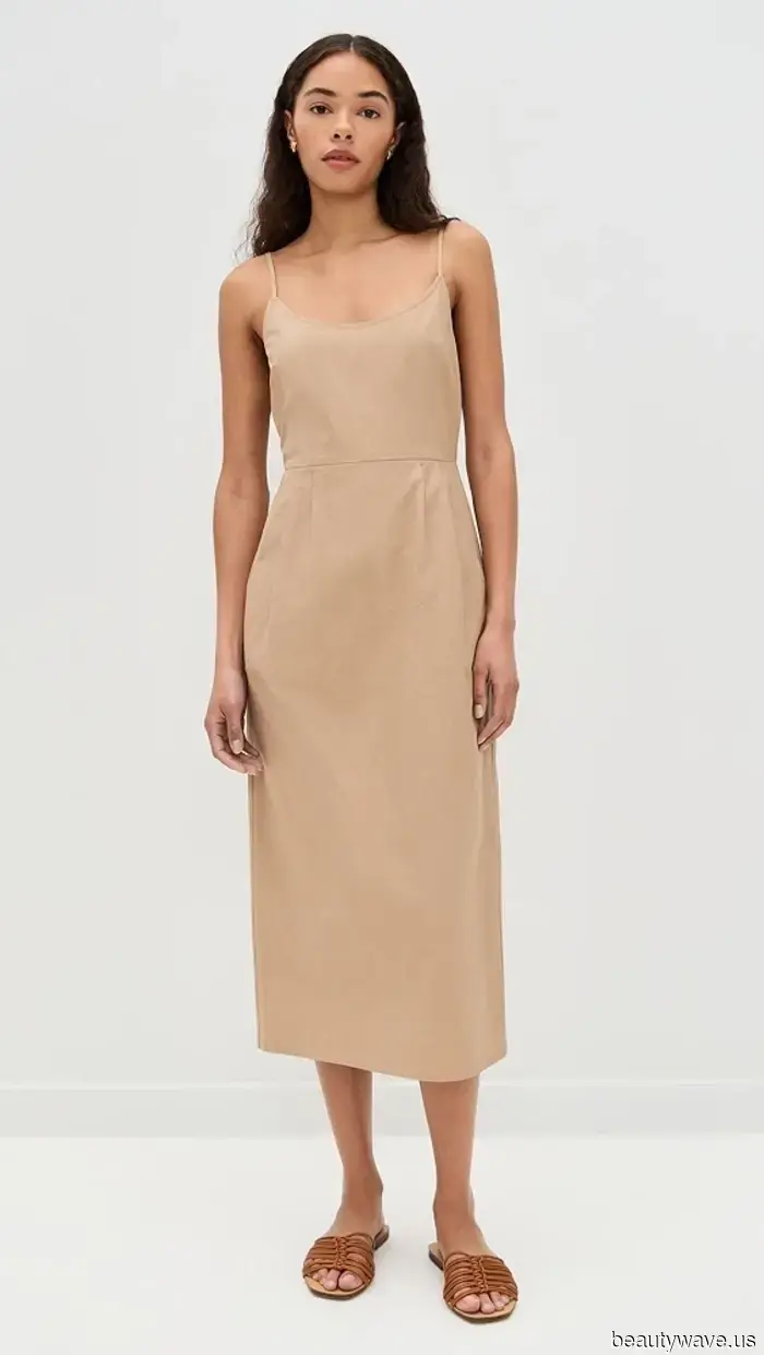 Visto en West Village: La tendencia del vestido no blanco que la gente de moda está usando sin parar con chanclas