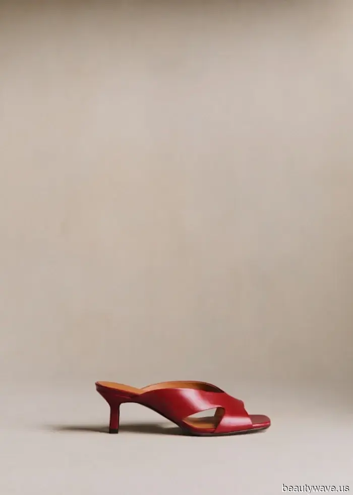 I’ve conducted the research—here are the most stylish sandals to pair with barrel-leg jeans.