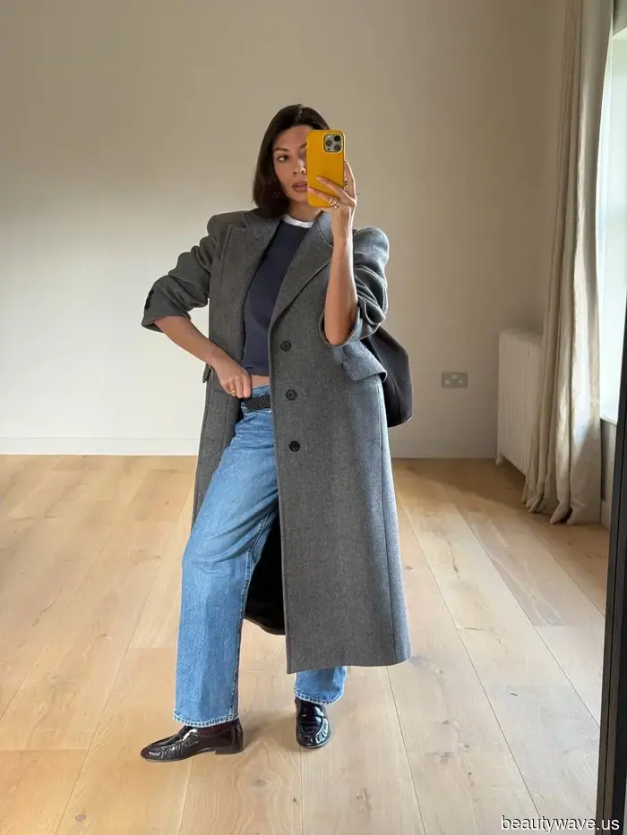 Anche nel 2026, le donne eleganti continuano a fare affidamento su questo classico abbinamento di jeans e scarpe basse.