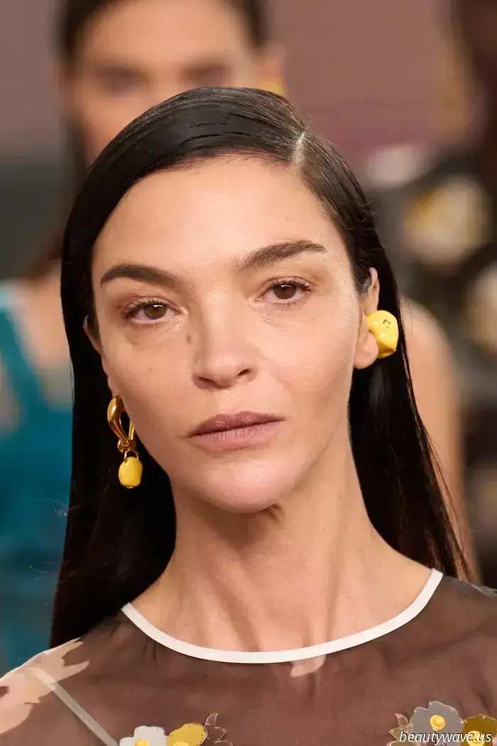 Fendi präsentierte eine psychedelische Kollektion, die sich wie eine Zukunft und wie ein ewiger Sommer anfühlte.
