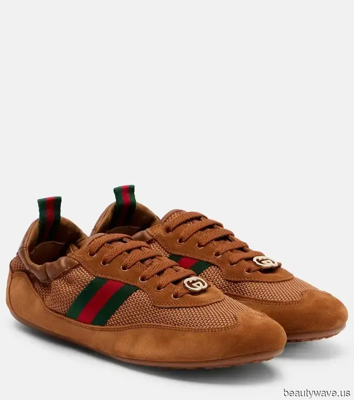 These combinations of jeans and sneakers are considered "out," but these options feel very much like 2026.