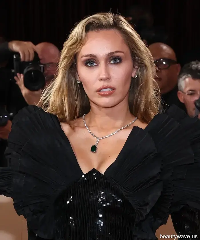 The Golden Globes Revived Red Carpet Glamour: 32 Celebrity Looks That Define Elegance