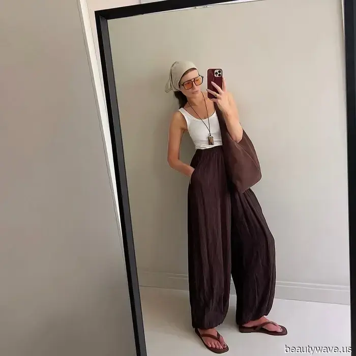 All of my most fashionable friends are already sporting this fall bag trend.