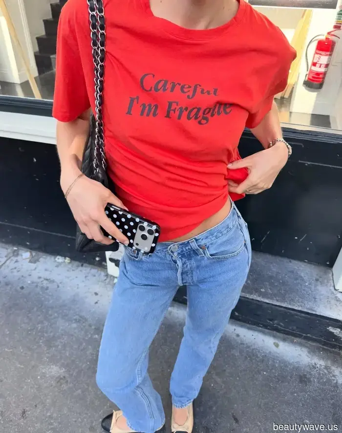 7 Tops de Verano Chic que las Mujeres Europeas Están Usando con Jeans