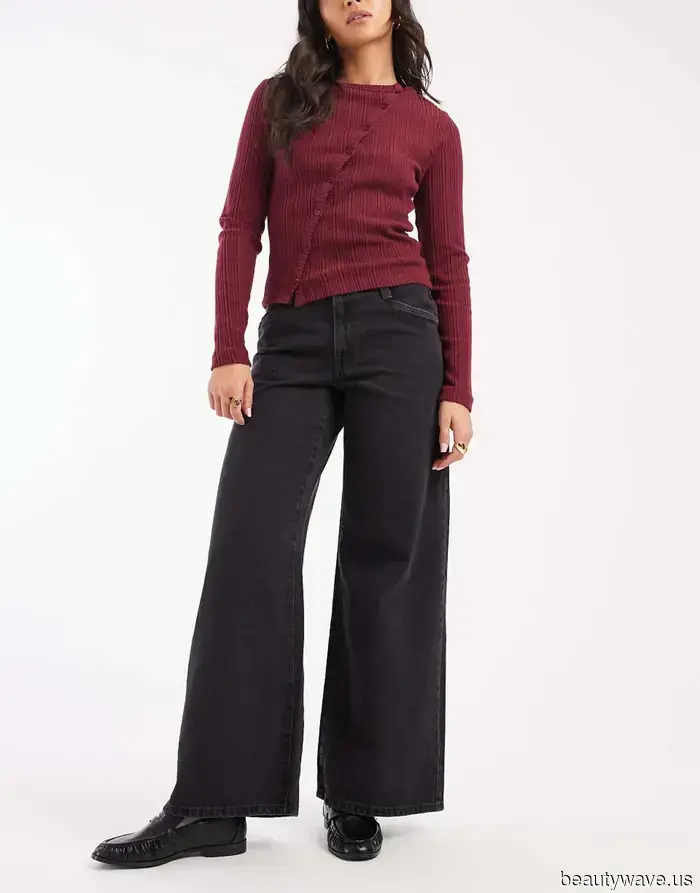 The Shoe Color Trend That Ensures Jeans Paired with Blazers Appear Modern Instead of Outdated in 2025