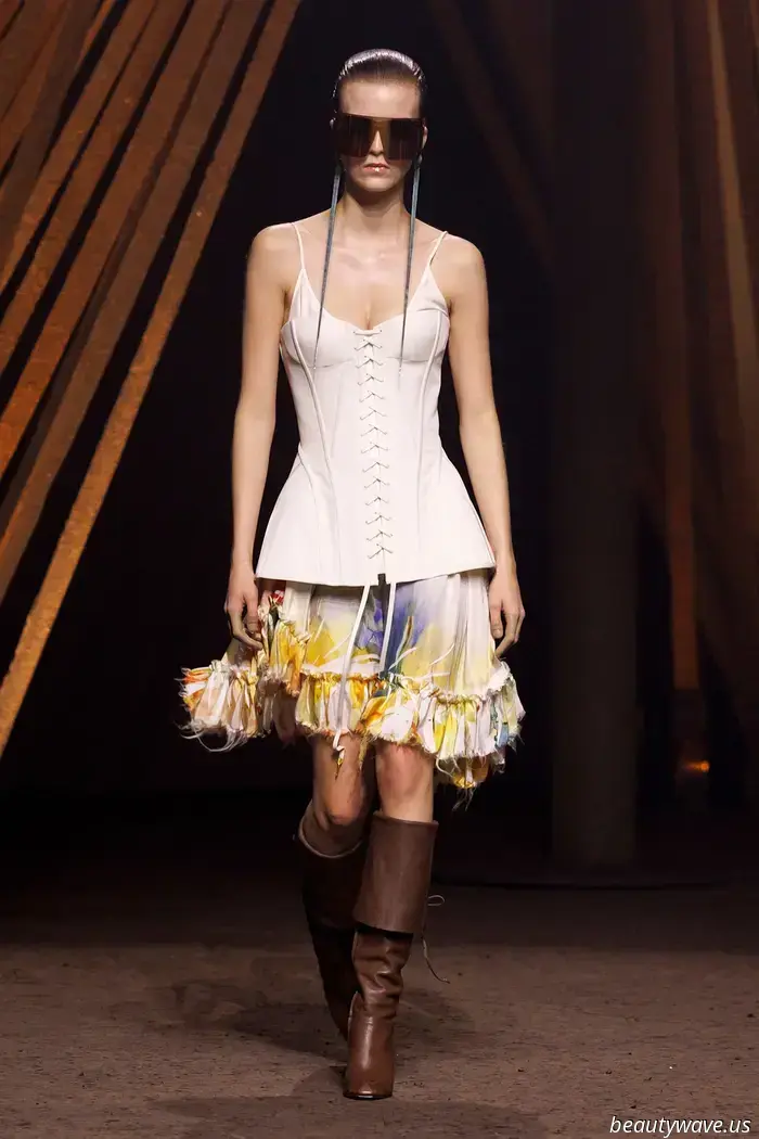 Korsetts, Fransen und jede Menge tiefsitzende Hosen: Alexander McQueen interpretiert die Uniform neu