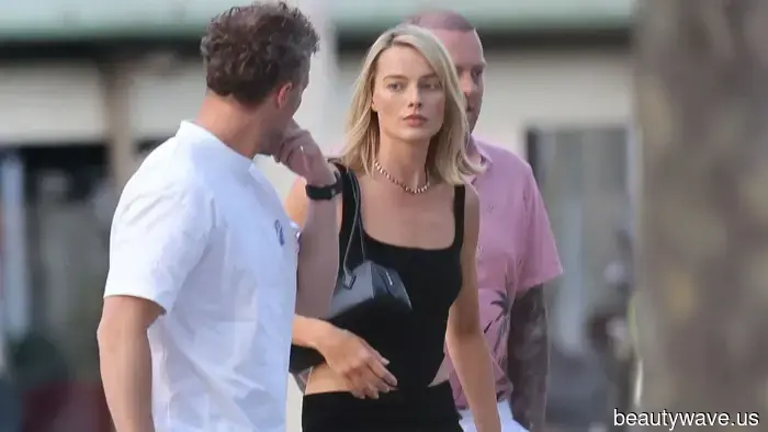 Margot Robbie Just Wore the Chic Skirt-and-Shoe Pairing That French Women Adore.
