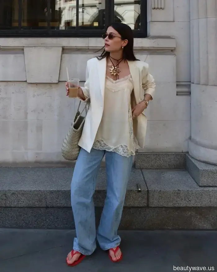 Black flip-flops are always stylish, but these 7 outfits demonstrate that this color is much more fashionable.