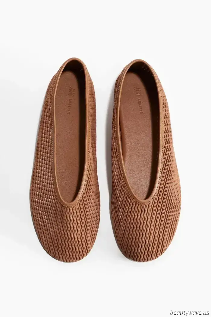 Whole-Foot Flats Are the Stylish Shoe Trend That Elegant Dressers Are Embracing at the Moment.