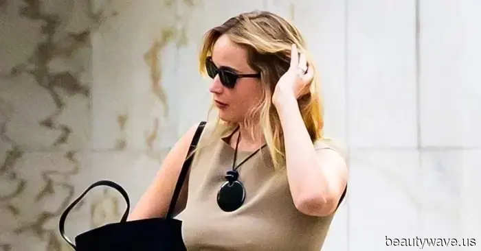 Visto en West Village: La tendencia del vestido no blanco que la gente de moda está usando sin parar con chanclas