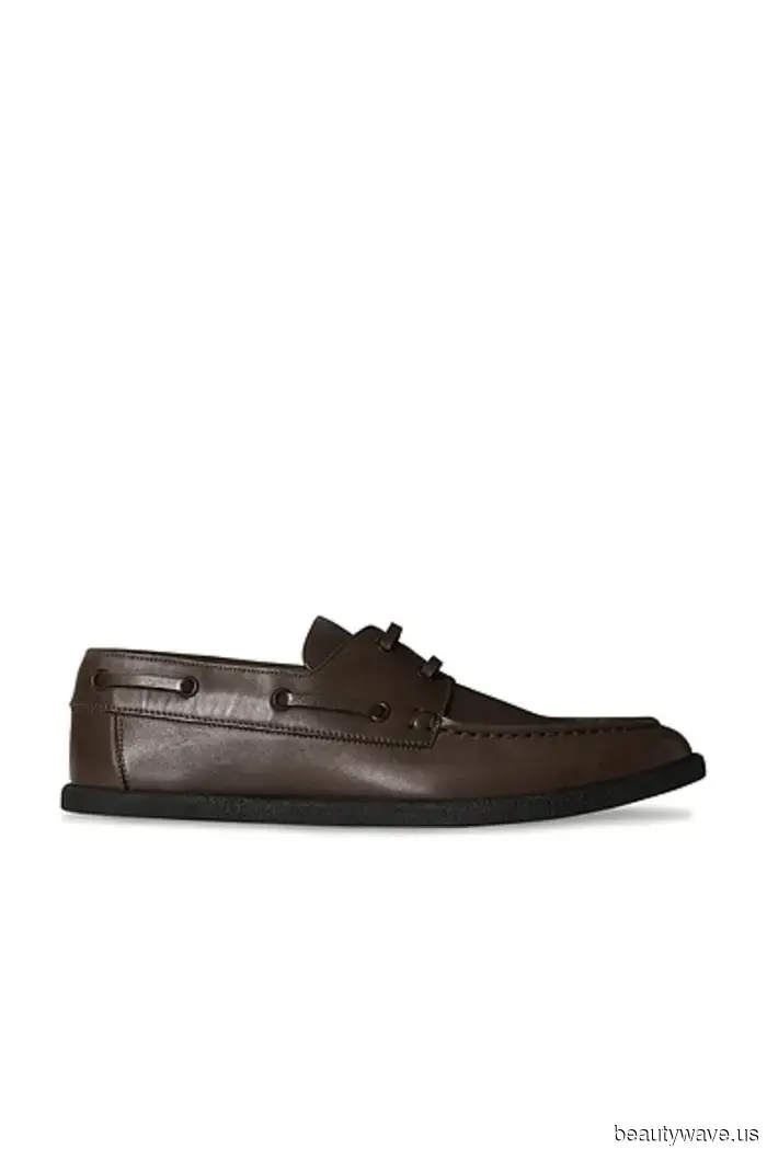 Tieni le Sneakers&mdash;Questa è la tendenza delle scarpe basse autunnali da indossare con i pantaloni corti a partire da ora