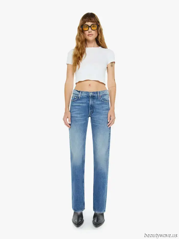 Der Trend zu hübschen Tops, den alle in der Mode nutzen, um ihre Jeans aufzuwerten.