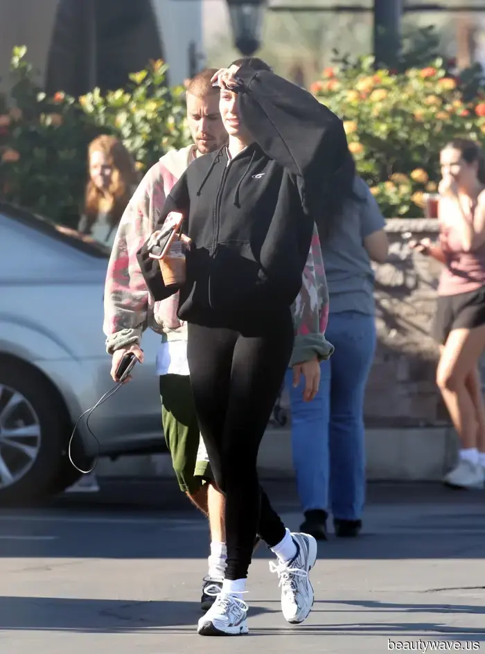 Forget *It* Styles: These Simple Sneakers Give Black Leggings a Cool and Timeless Look