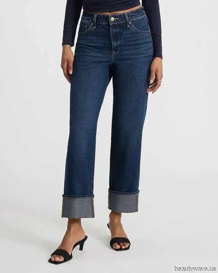 Si planeas remangar tus jeans este otoño, hazlo solo con *este* lavado de denim específico y *estos* zapatos.