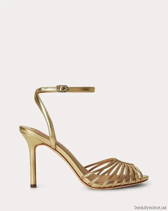 Kate Moss hat ihren Jeansrock gerade mit dem am stärksten französisch-girl-codierten Schuh gestylt.
