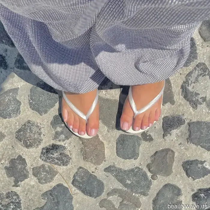 Estoy en el ánimo de un pedicura fresca&mdash;Estos 6 tonos estarán en los pies de todos en agosto.