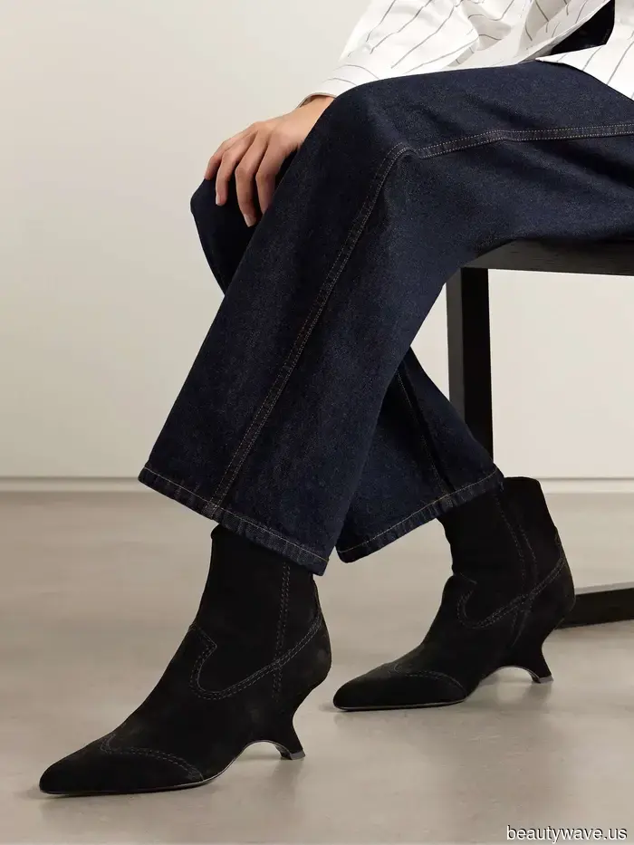 I just returned from London and noticed these winter boot trends everywhere.