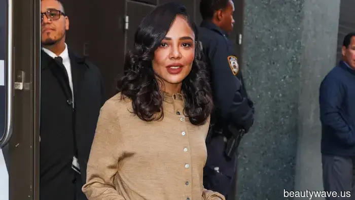 Элегантные комоды заменяют свои черные юбки на этот насыщенный цветной альтернативу