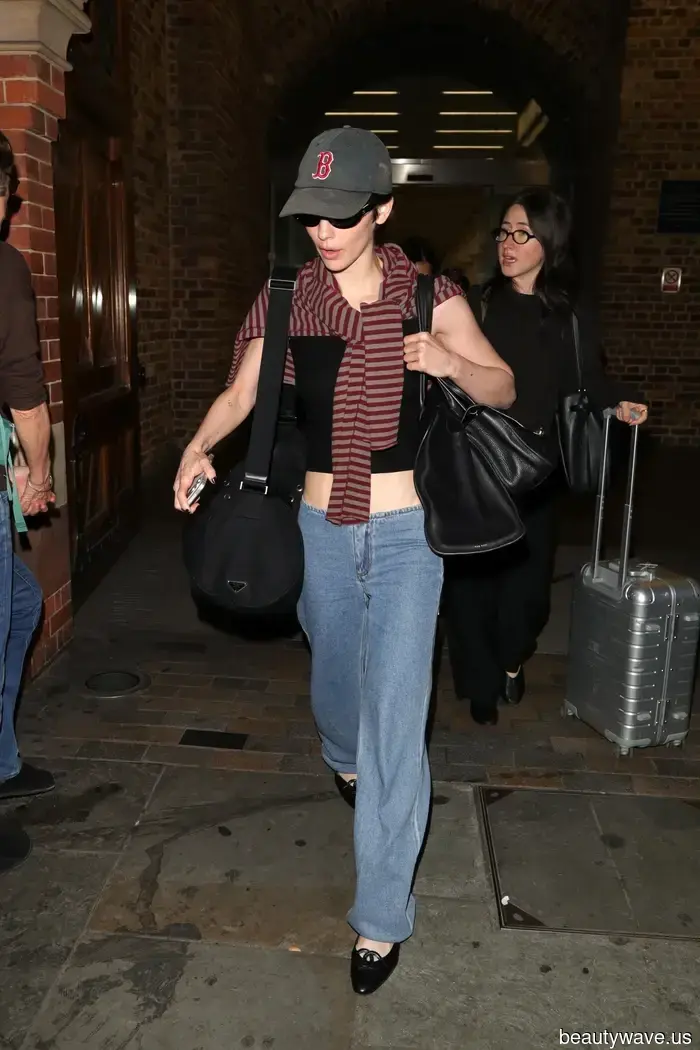 I Frequent Flyer nel 2026 Giurano sui Viral Still Here Jeans e su Questa Tendenza delle Scarpe Basse per Apparire Cool