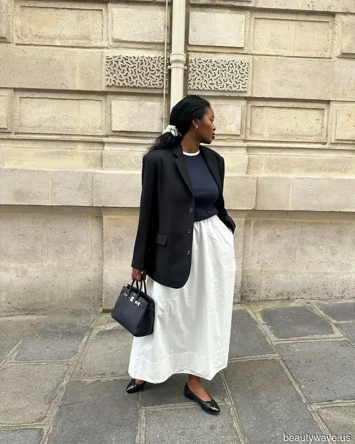 Invece dei jeans, le persone a Parigi indossano questo elegante capo con ballerine e mocassini.