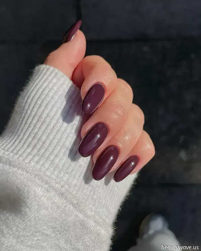 Kühler als Burgunder: Dieser schicke Nagellacktrend ist derzeit besonders beachtenswert.