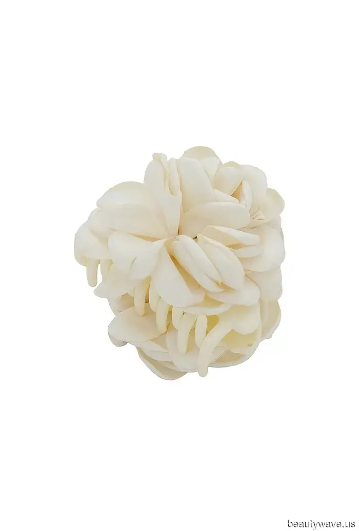 The Opera Aesthetic Will Be Trendy for 2026—20 Beauty Must-Haves That Bring to Mind Bright Stages and Plush Velvet Seats