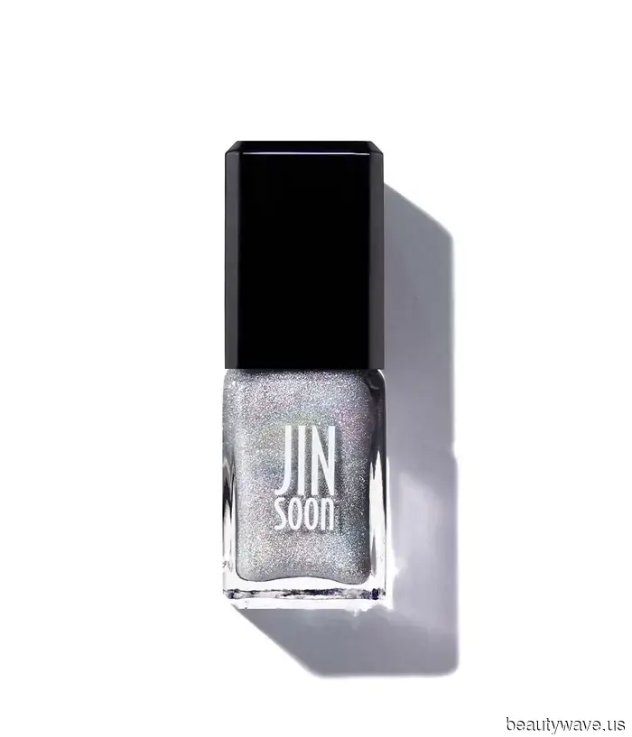 Certo, le unghie moody sono chic, ma questa manicure eterea porta l'eleganza a un livello superiore.