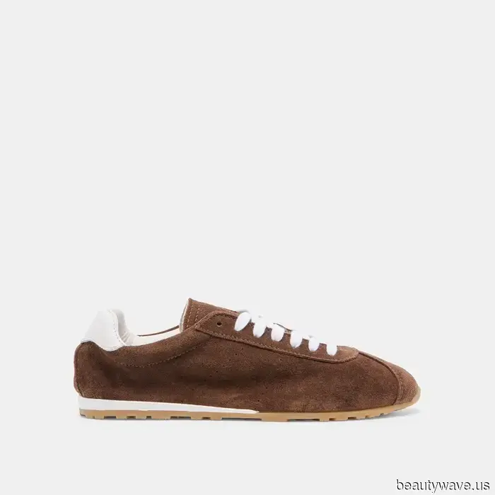 Si vas a usar jeans blancos este invierno, por favor, solo úsalos con estos zapatos y esta chaqueta.