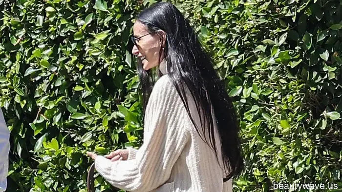No Croc&mdash;Las personas de moda en sus 30 y 60 años están usando esta elegante tendencia de zapatos con jeans