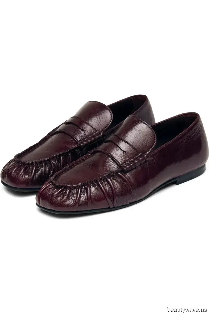 Las chicas It no usan la tendencia de falda viral de 2026 con chanclas&mdash;ellas usan estos elegantes zapatos de punta cerrada.