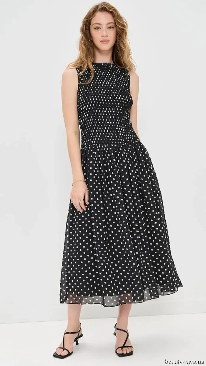 Hailey Bieber acaba de decir que este estampado clásico se ve tan 2025 cuando se combina con este color de zapato poco convencional.