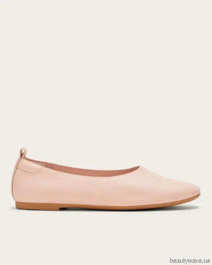 Le ragazze cool di L.A. indossano queste 5 tendenze di scarpe estive per apparire senza sforzo chic.