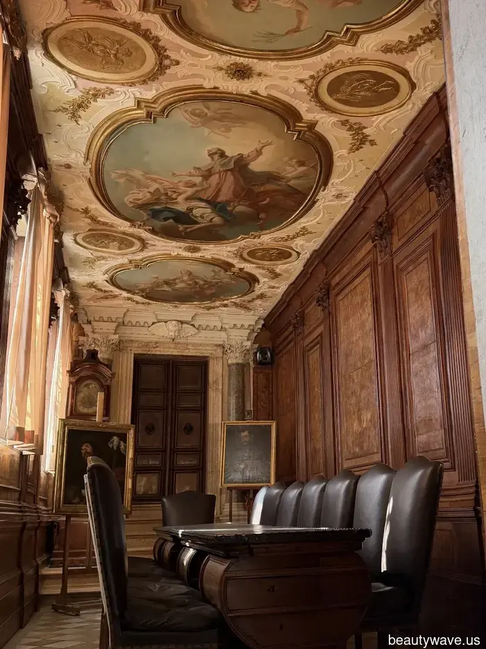 The Gritti Palace! 15th-Century Palaces! Bars by the Canal! Discover How to Experience Venice as a Local.