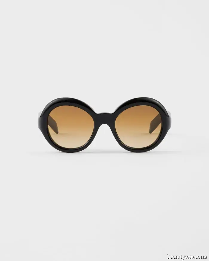 Statt Aviators oder Ovals lässt dieser Sonnenbrillen-Trend der 00er Jahre ein Outfit wie 2026 aussehen.