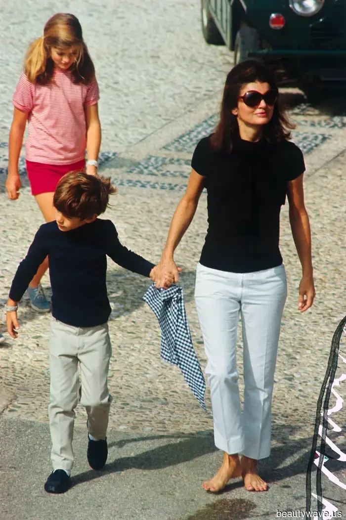 Capri, occhiali da sole, sciarpe&mdash;lo stile estivo di Jackie O non è mai stato così attuale
