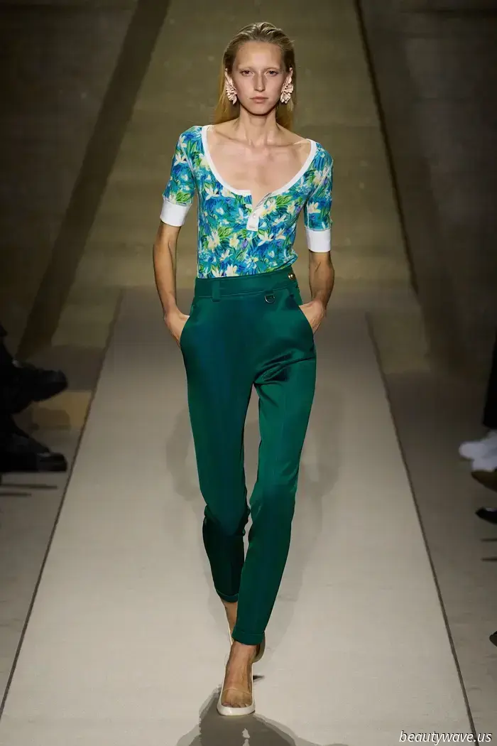Eng geschnittene Hosen! Markante Schultern! Leuchtende Blumenmuster! Eine 80er‑Attitüde prägt Chloé für den Frühling 2026.