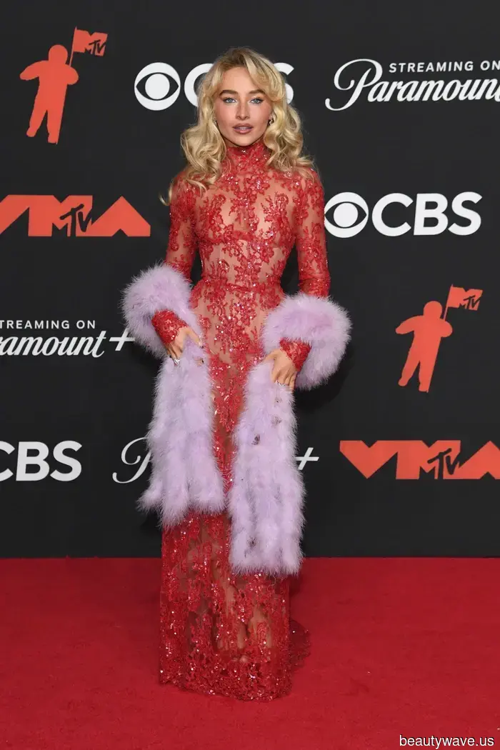 Trasparente, Strategico e Ovunque: I Migliori Abiti Nudi che le Celebrità Indosseranno nel 2026