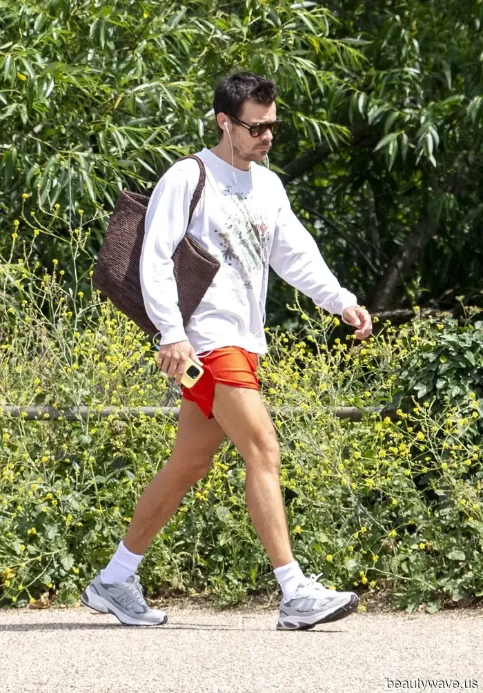 I don’t take style cues from men, but I *will* borrow these items from their summer wardrobes.