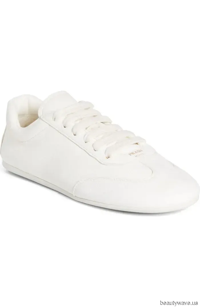 Jennifer Aniston trug gerade weit geschnittene Jeans mit den einzigen Sneakers, die niemals Gefahr laufen, aus der Mode zu kommen.