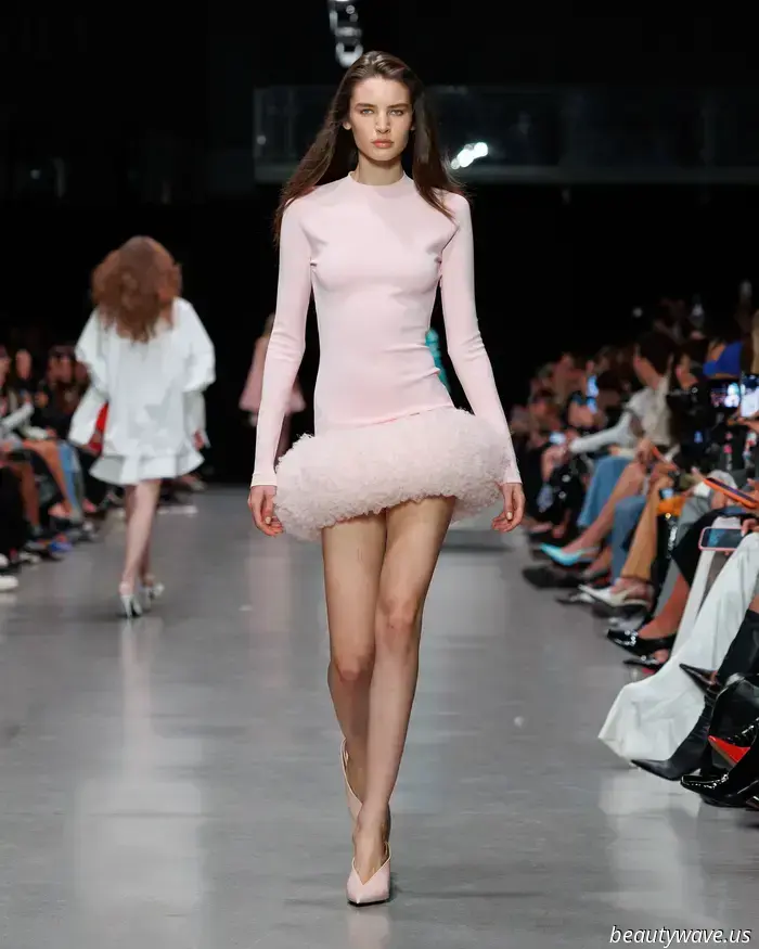Stella McCartney: Ausgewogene Power‑Anzüge und ätherische Kleider in einer Kollektion, die von Kontrasten lebte.