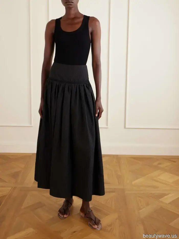 A Parigi, il guardaroba estivo di ogni elegante donna francese include uno di questi capi dall'aspetto ricco.