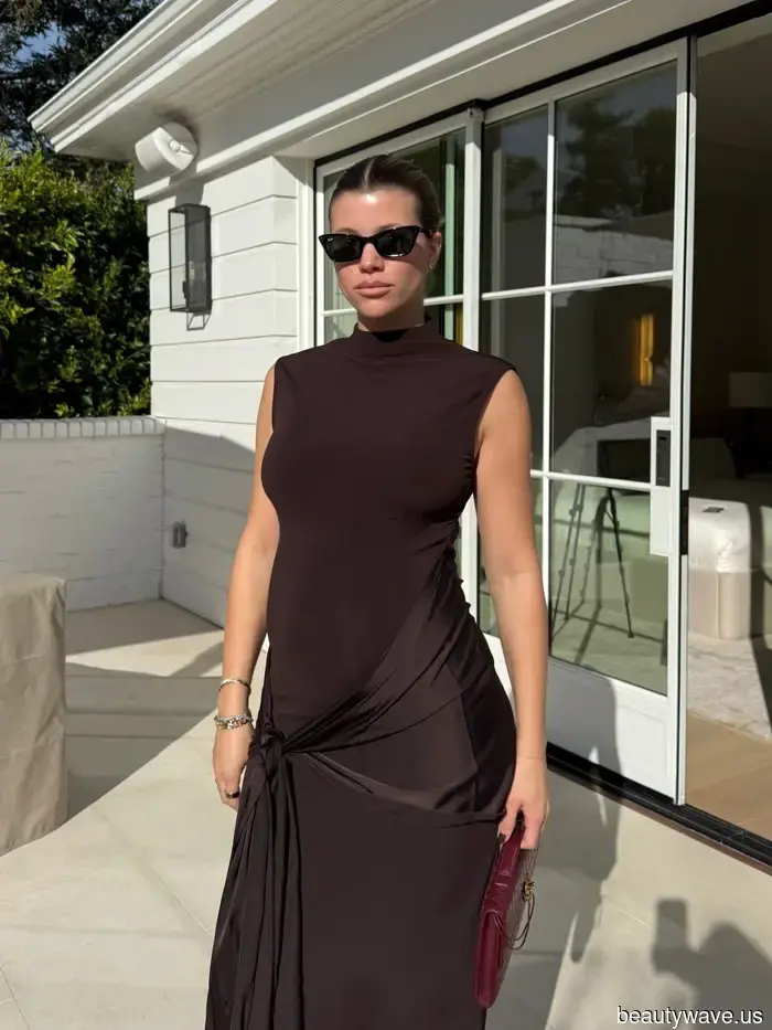 Sì, il bianco e nero è classico, ma la combinazione di colori di Sofia Richie sembra molto più costosa.