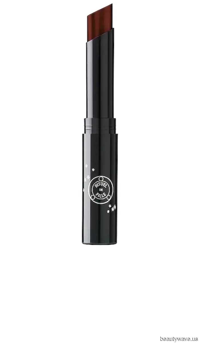 Габбриетта заменила консилер на губах на комбинированный вариант вне сезона, который странным образом подходит для лета 2025 года.