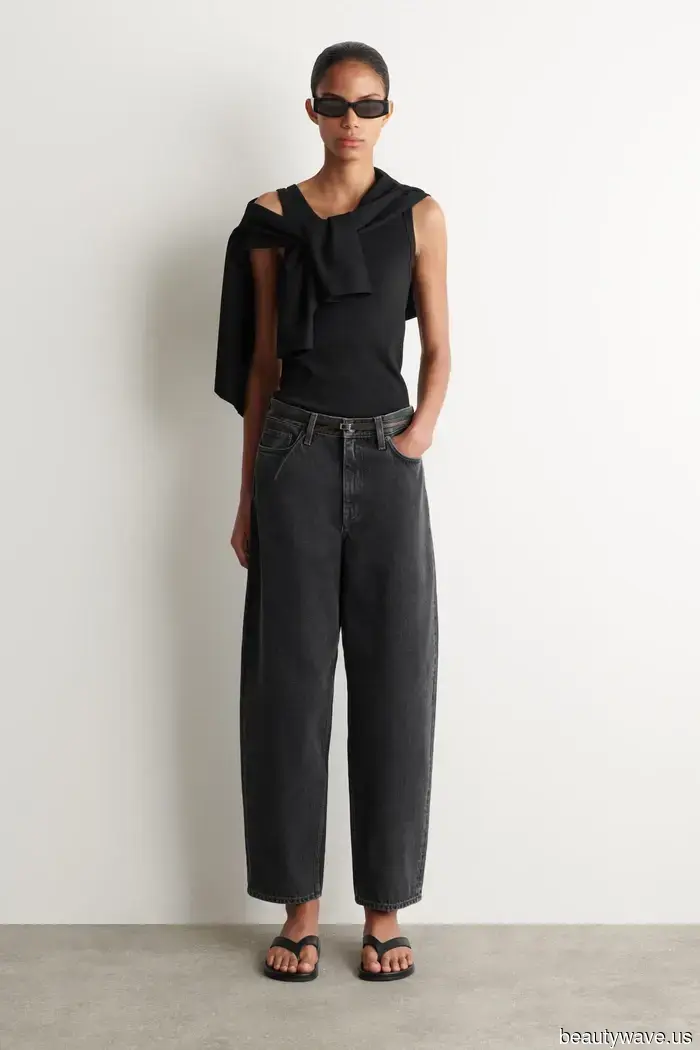 Not Trainers, Not Loafers—It Girls are Pairing Cropped Jeans with This Effortlessly Stylish Sandal Trend Instead.