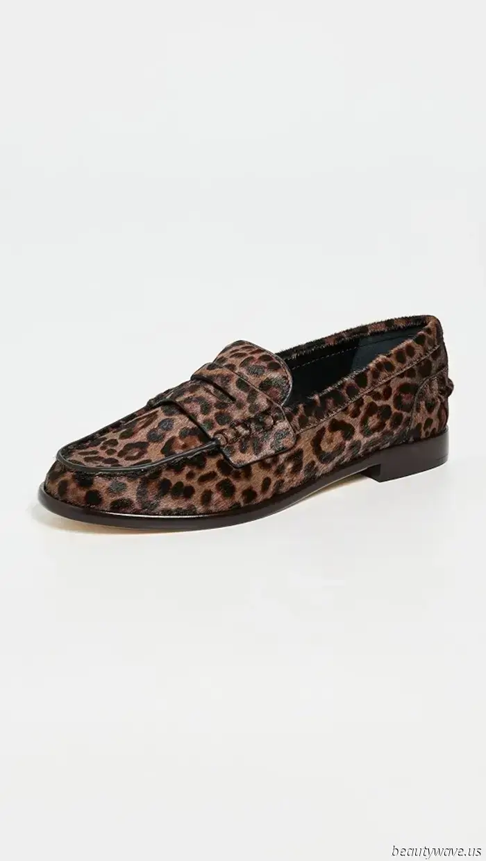 Kate Moss sported the top shoe trend that elevates all-black ensembles to a fashionable level.