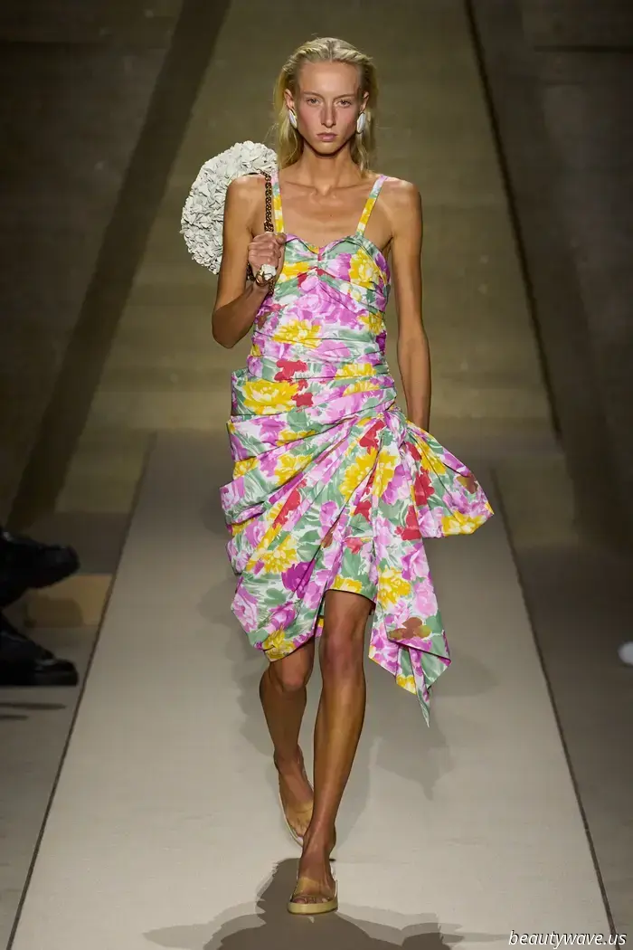 Eng geschnittene Hosen! Markante Schultern! Leuchtende Blumenmuster! Eine 80er‑Attitüde prägt Chloé für den Frühling 2026.