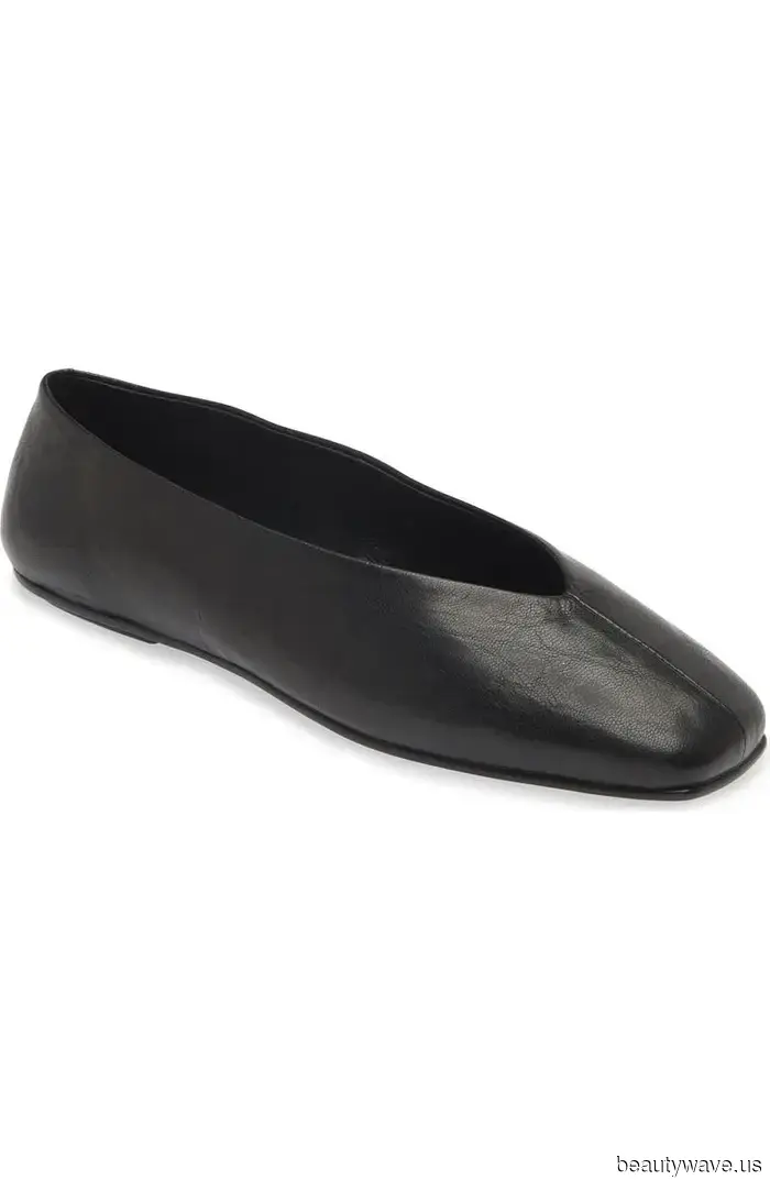 I usually don't wear capris with flats, but Kendall's The Row pair has changed my perspective.